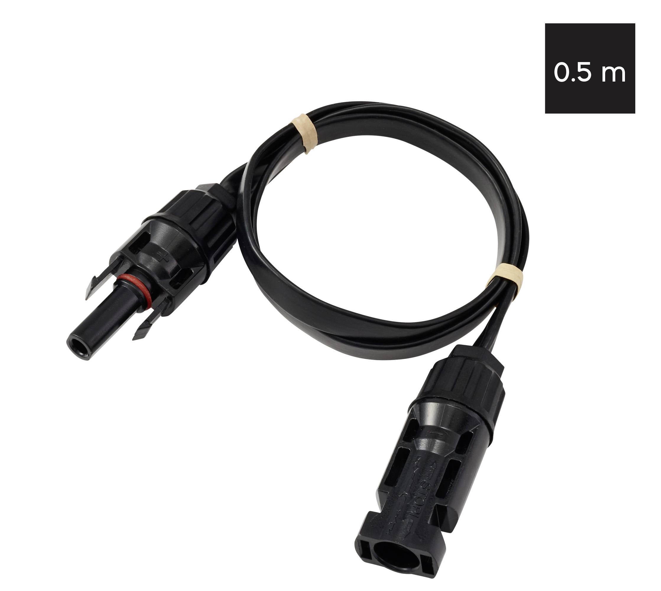 Ein 0,5 Meter langes schwarzes Verlängerungskabel mit Anschlüssen an beiden Enden, nützlich zum Anschließen von Solarpanels oder ähnlichen Geräten.