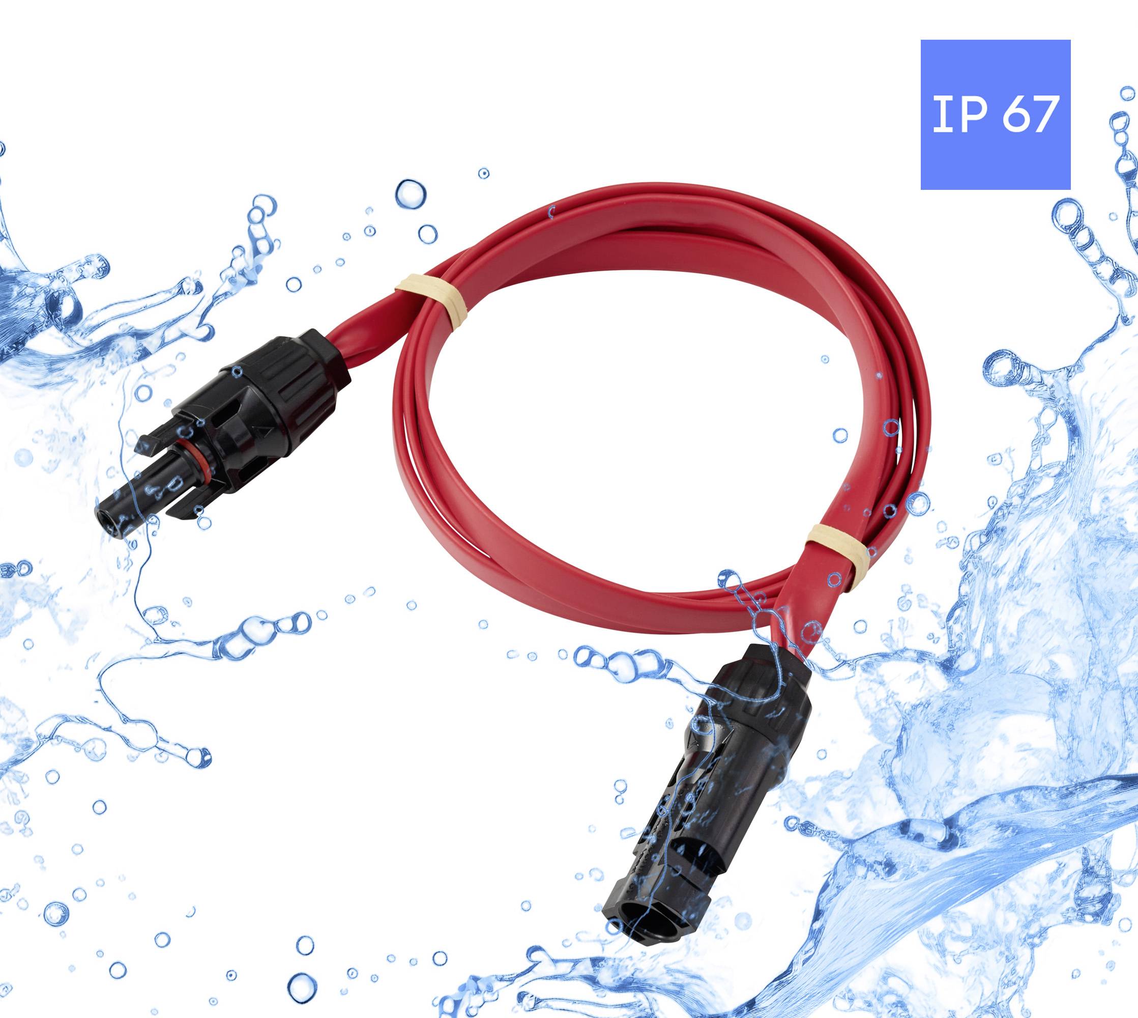 Rotes wasserdichtes Kabel mit schwarzen Anschlüssen, IP67-zertifiziert, umgeben von Wasserspitzen, was die Wasserbeständigkeit verdeutlicht.