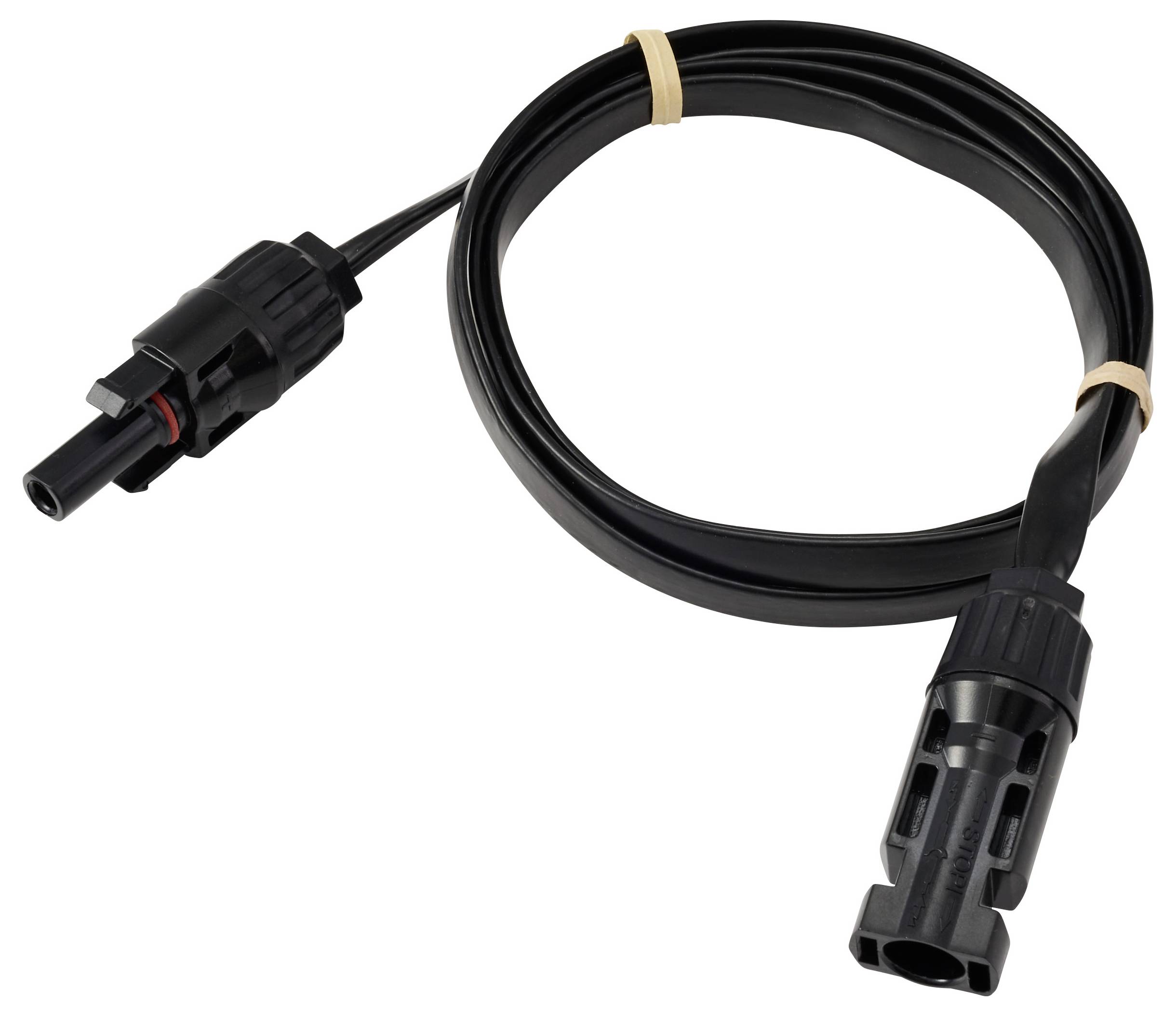 Ein schwarzes elektrisches Kabel mit Anschlüssen an beiden Enden, das für Solaranlageninstallationen verwendet wird, liegt aufgewickelt auf einem weißen Hintergrund.