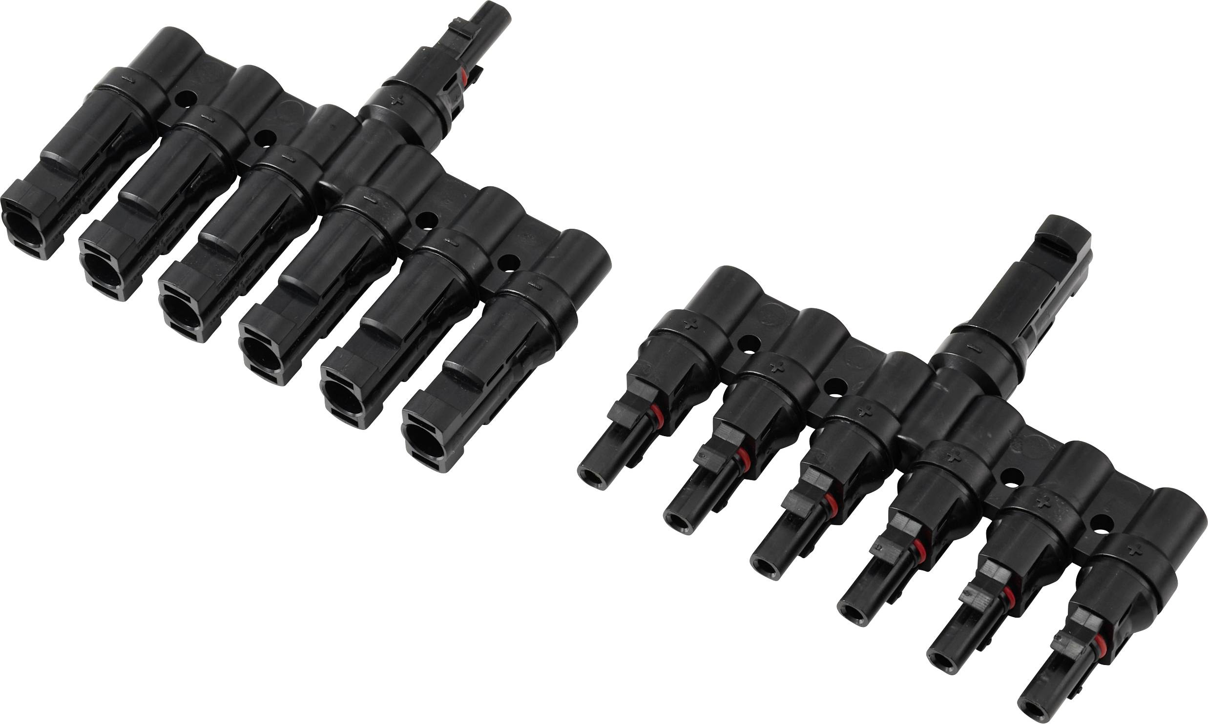 Zwei schwarze Solar-Verbinderkabel für Verzweigungen, eines mit drei weiblichen zu einem männlichen Anschluss und eines mit drei männlichen zu einem weiblichen Anschluss, verwendet für Solarmodulverbindungen.