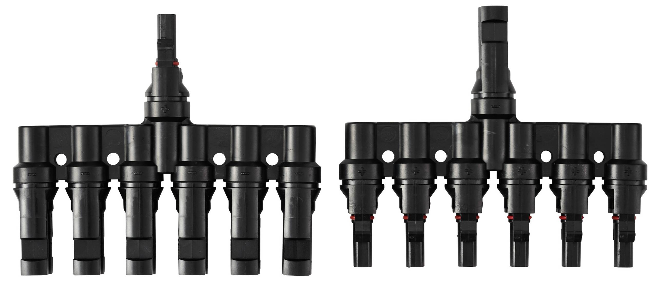 Zwei identische schwarze Solar-Verzweigungsverbinder; jeweils mit drei Eingängen und einem Ausgangsport, entwickelt zum Verbinden mehrerer Solarmodul-Anschlüsse.