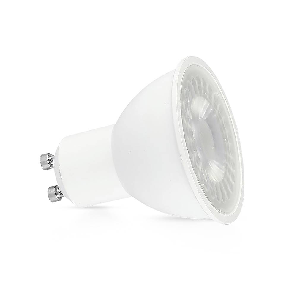 Eine weiße LED-Spotlampe mit GU10-Sockel, schräg gegen einen neutralen Hintergrund positioniert, die ihr kompaktes, energieeffizientes Design hervorhebt.