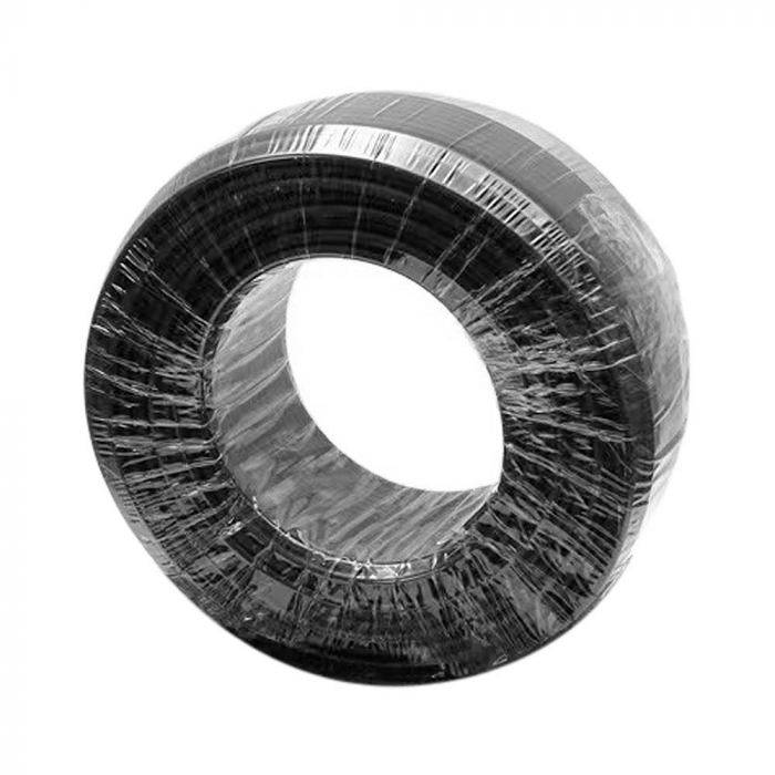 Eine große, aufgewickelte Drahthaspel, die in transparente Plastikfolie eingewickelt ist, vermutlich für Verpackungs- oder Transportzwecke.