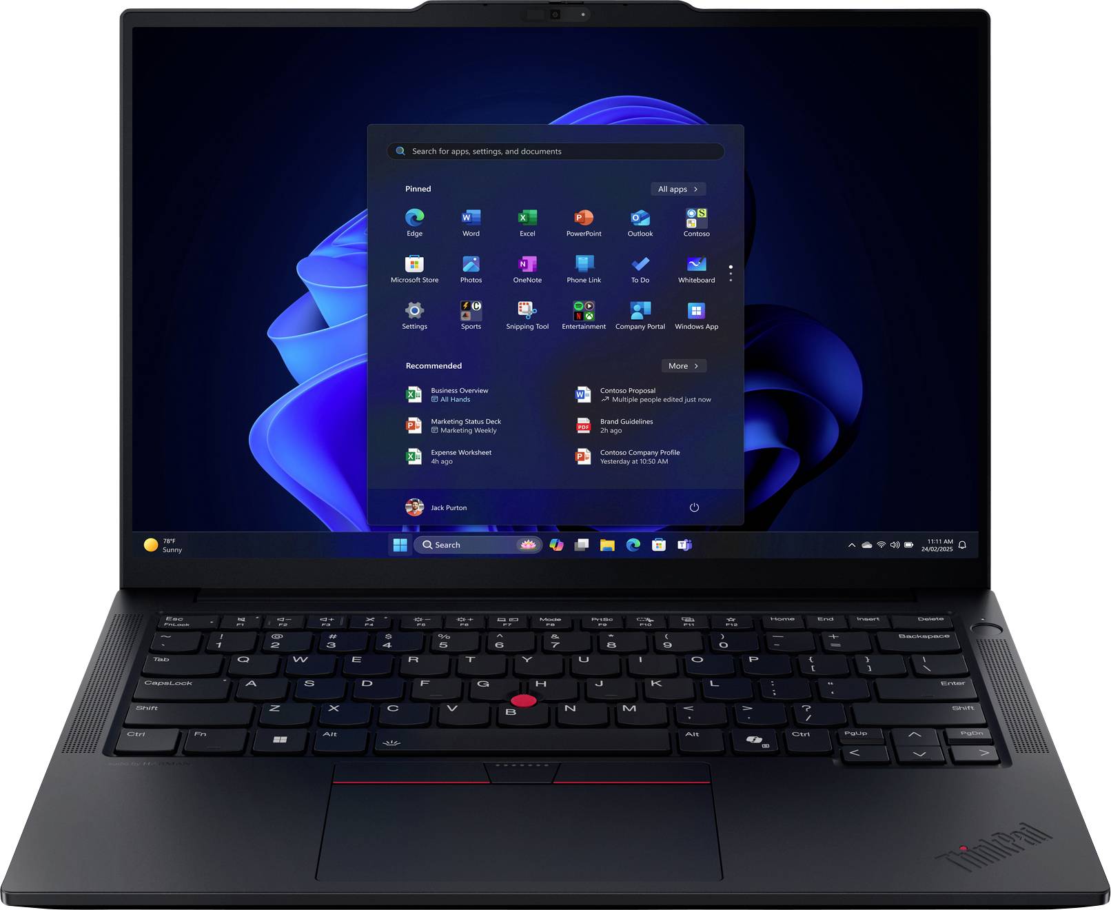 Ein Laptop, der einen Bildschirm mit Symbolen und einem geöffneten Startmenü zeigt. Der Desktophintergrund zeigt ein blaues abstraktes Design.