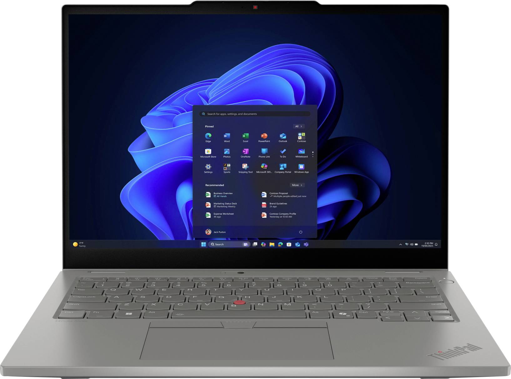 Ein silberner Laptop, der das Windows 11-Startmenü auf einem hellblauen abstrakten Hintergrund anzeigt.