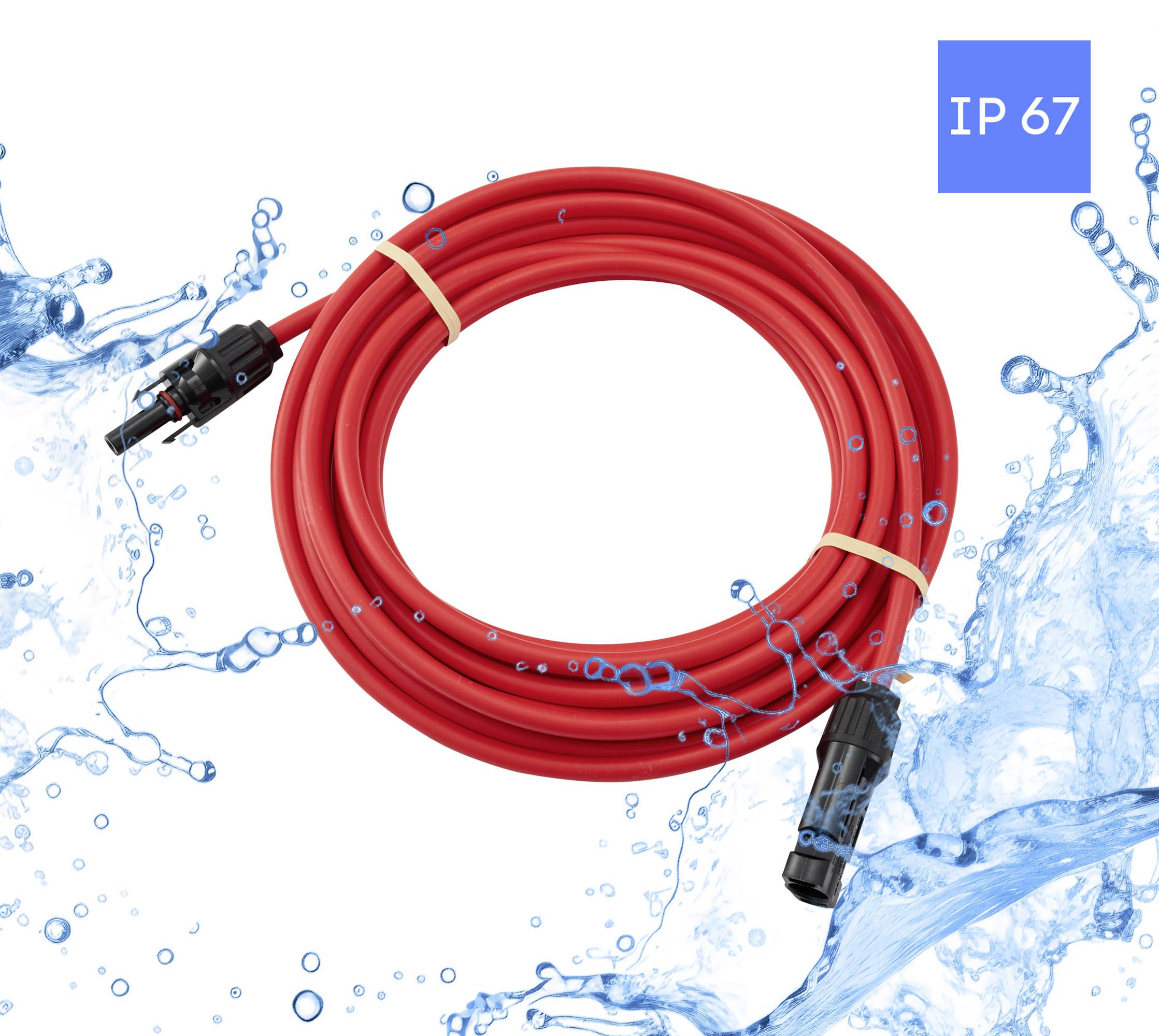 Rotes gedrehtes Kabel mit Steckern, mit der Beschriftung 'IP 67', umgeben von spritzendem Wasser, was die Wasserdichtigkeit anzeigt.
