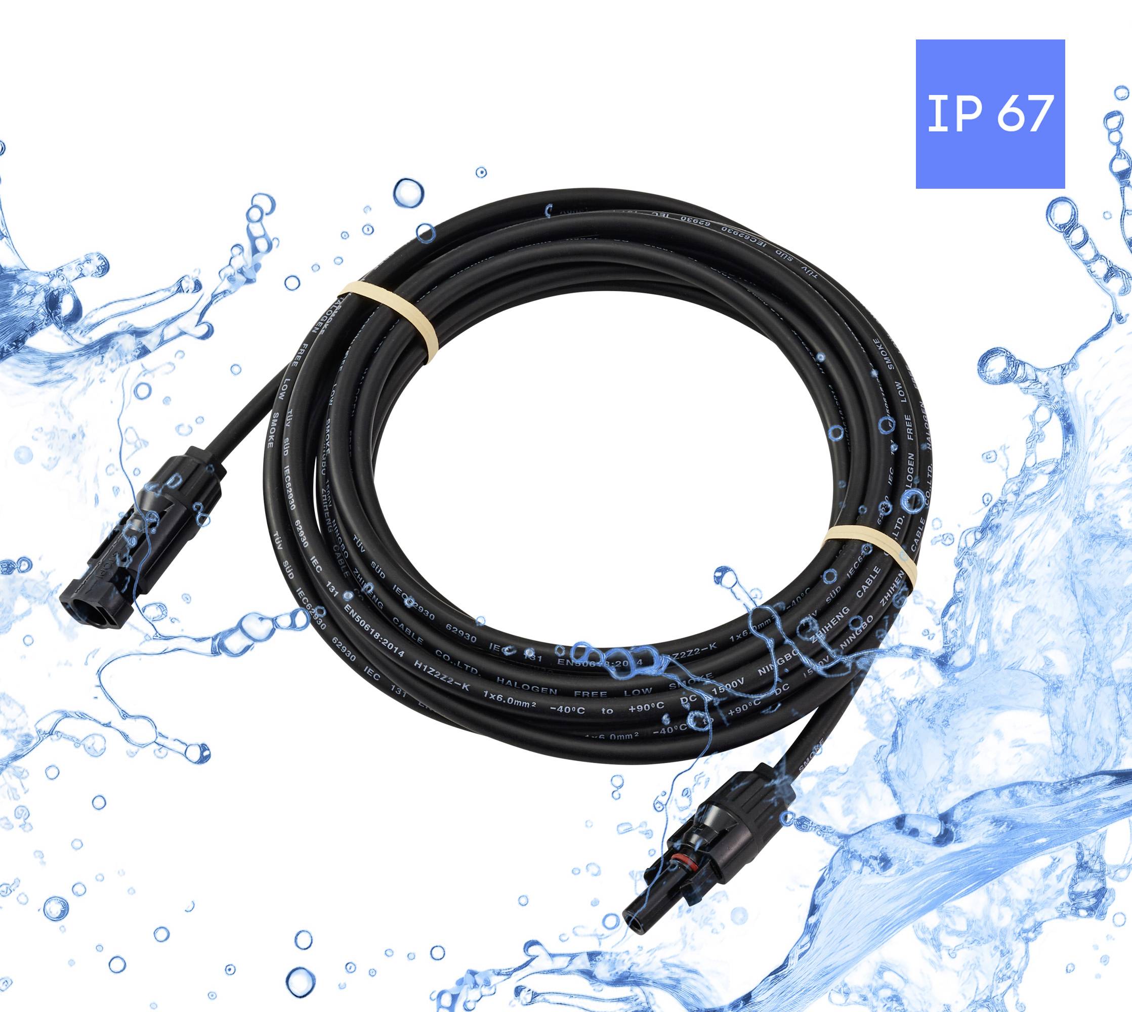 Schwarzes, gewickeltes wasserdichtes Kabel mit Anschlüssen, mit IP67 gekennzeichnet, umgeben von Wasserspritzern, wobei Robustheit und Wasserdichtigkeit betont werden.