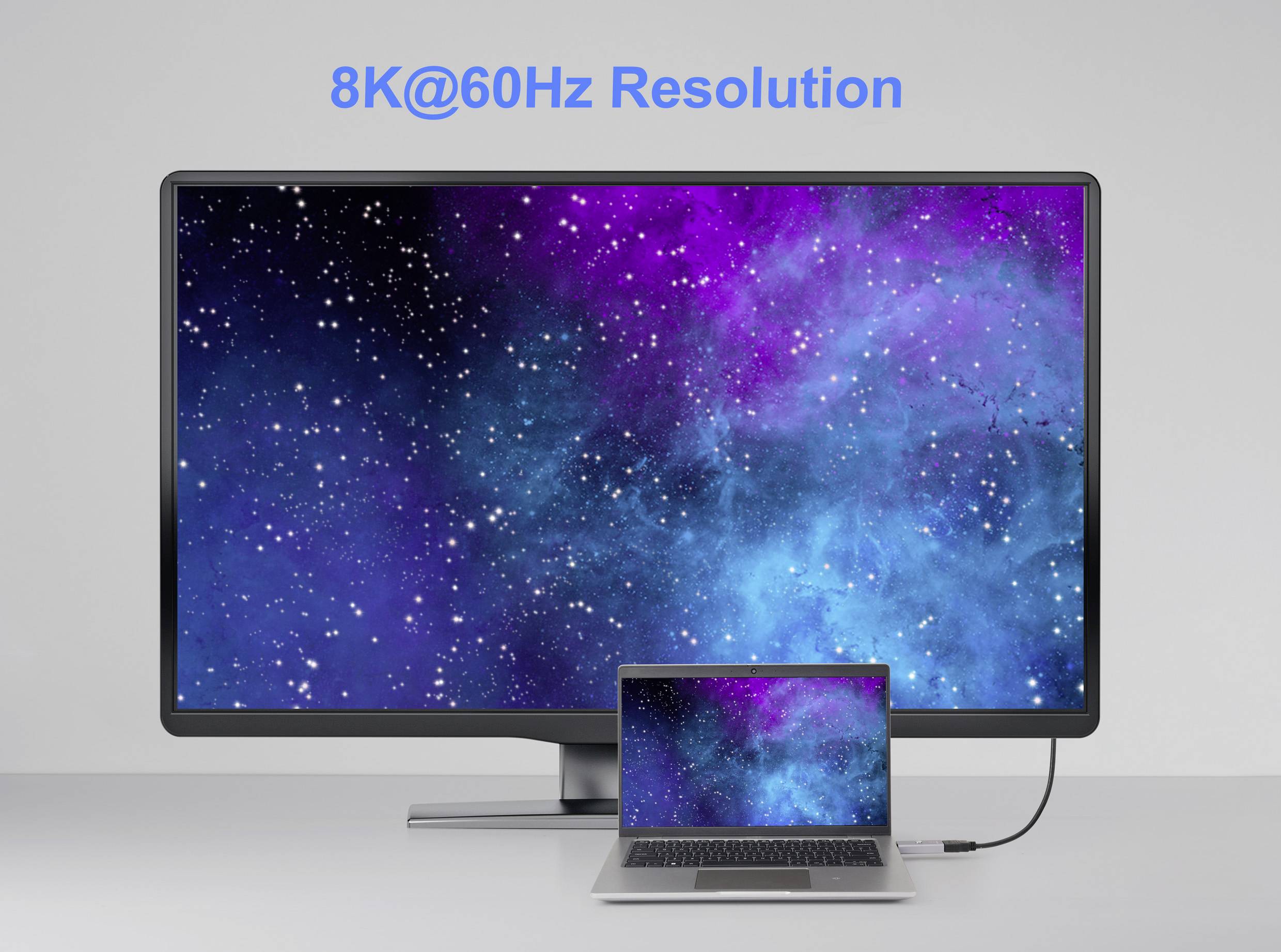 Ein großer Monitor zeigt eine sternengefüllte blaue und violette Galaxie mit dem Text '8K@60Hz Auflösung'; ein angeschlossener Laptop spiegelt das Bild wider.