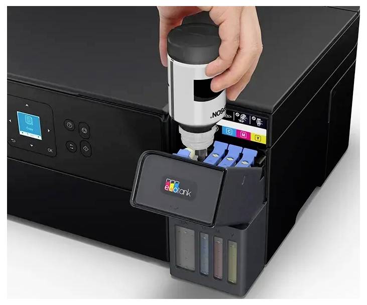 Eine Person, die eine schwarze Tintenpatrone an einem Drucker mit einer Flasche, die mit 