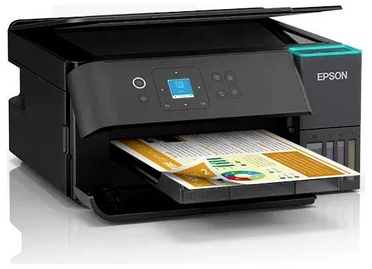 Ein schwarzer Epson-Drucker mit Touchscreen-Display druckt ein Farbdokument mit Grafiken und Text, was eine multifunktionale Nutzung anzeigt.