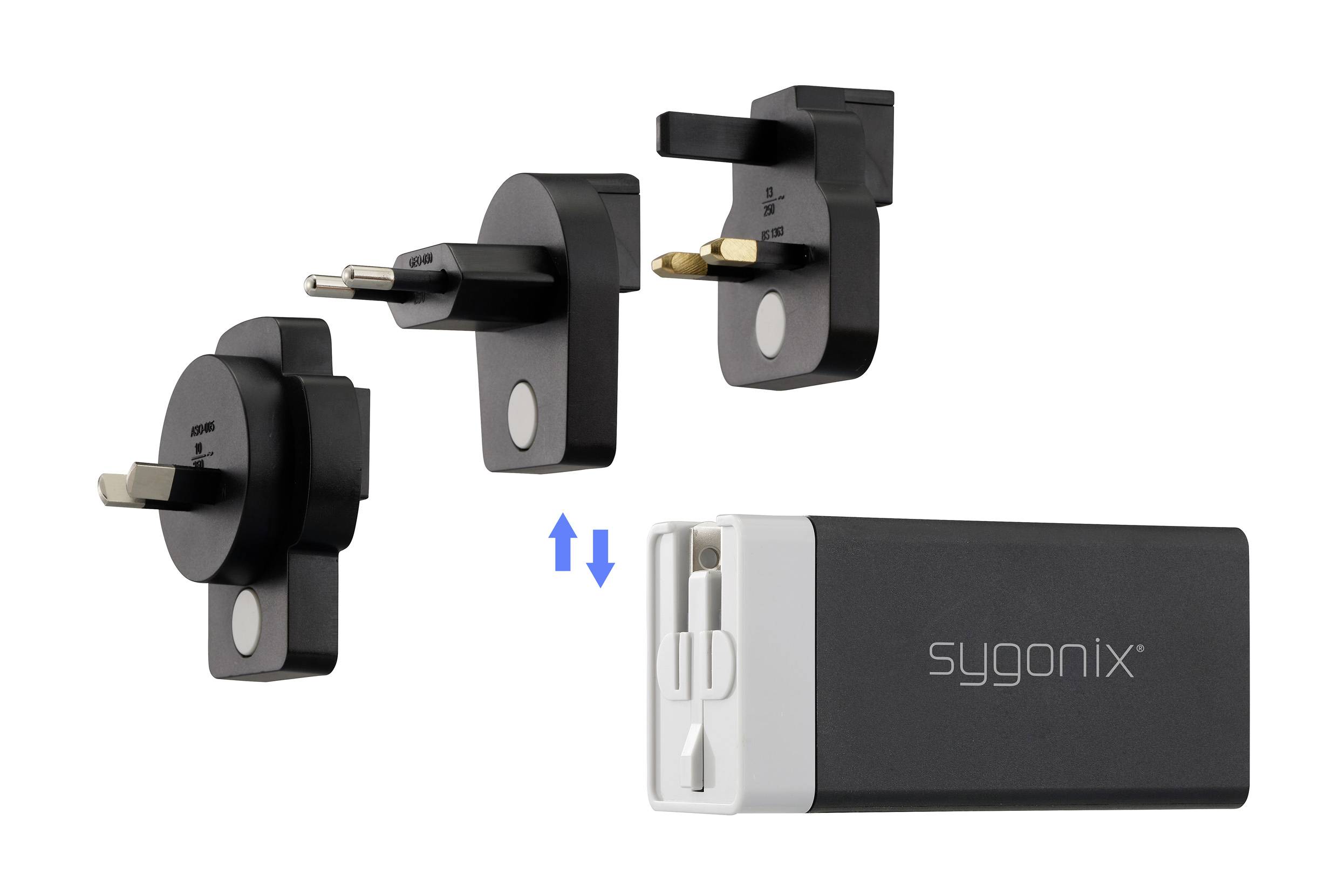 Universal Reiseadapter mit drei austauschbaren Steckern: EU, UK und US. Kompaktes schwarzes Design mit dem ‚sygonix'-Logo.