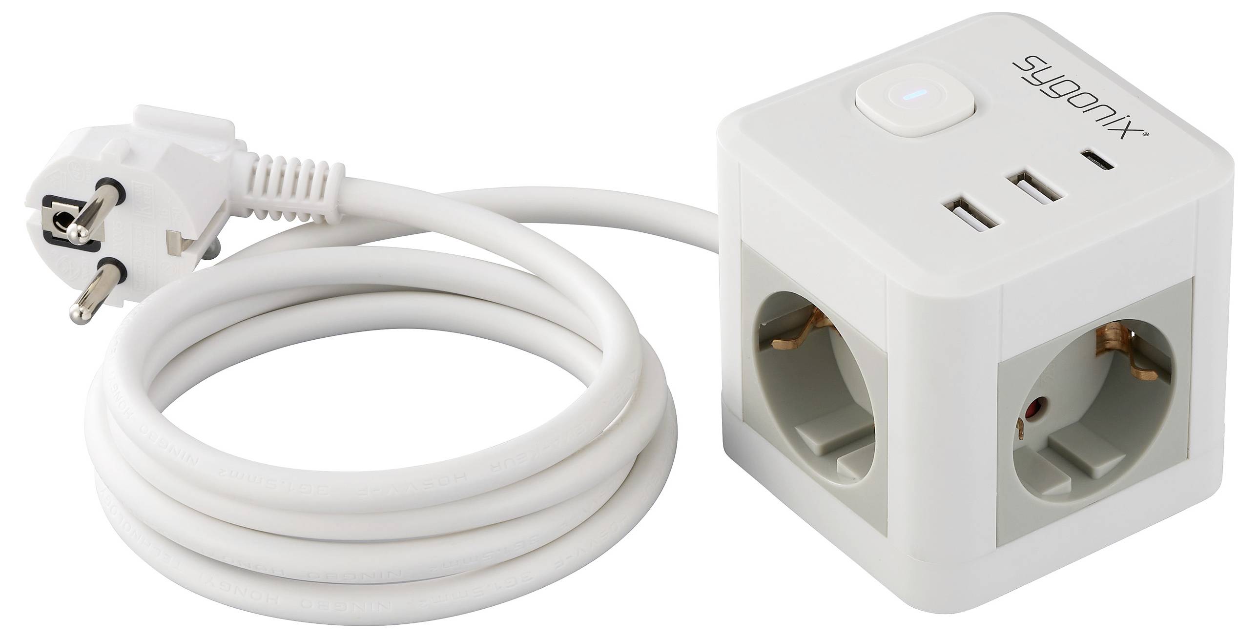 „Weiße würfelförmige Steckdosenleiste mit vier europäischen Steckdosen, zwei USB-Anschlüssen und angeschlossenem Kabel.