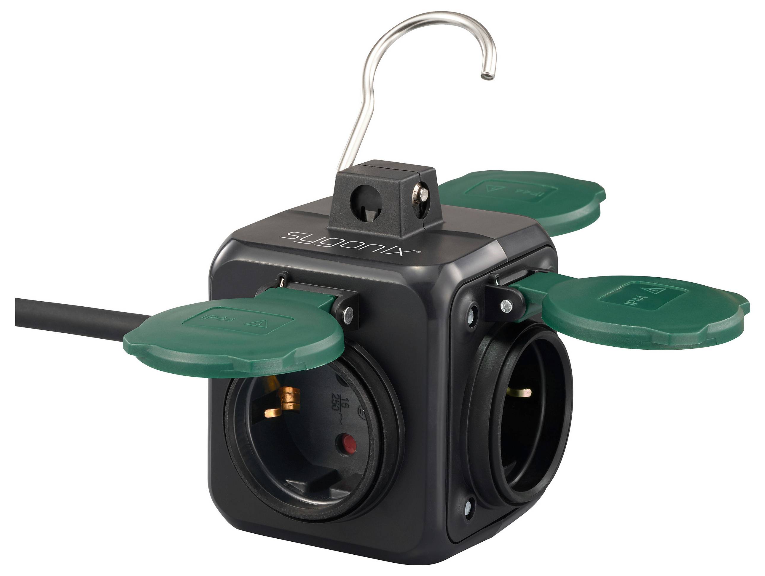 Ein schwarz-grüner würfelförmiger Steckdosenblock mit drei Steckdosen, die jeweils durch eine grüne Klappe abgedeckt sind. An der Oberseite ist ein Haken zum Aufhängen angebracht.