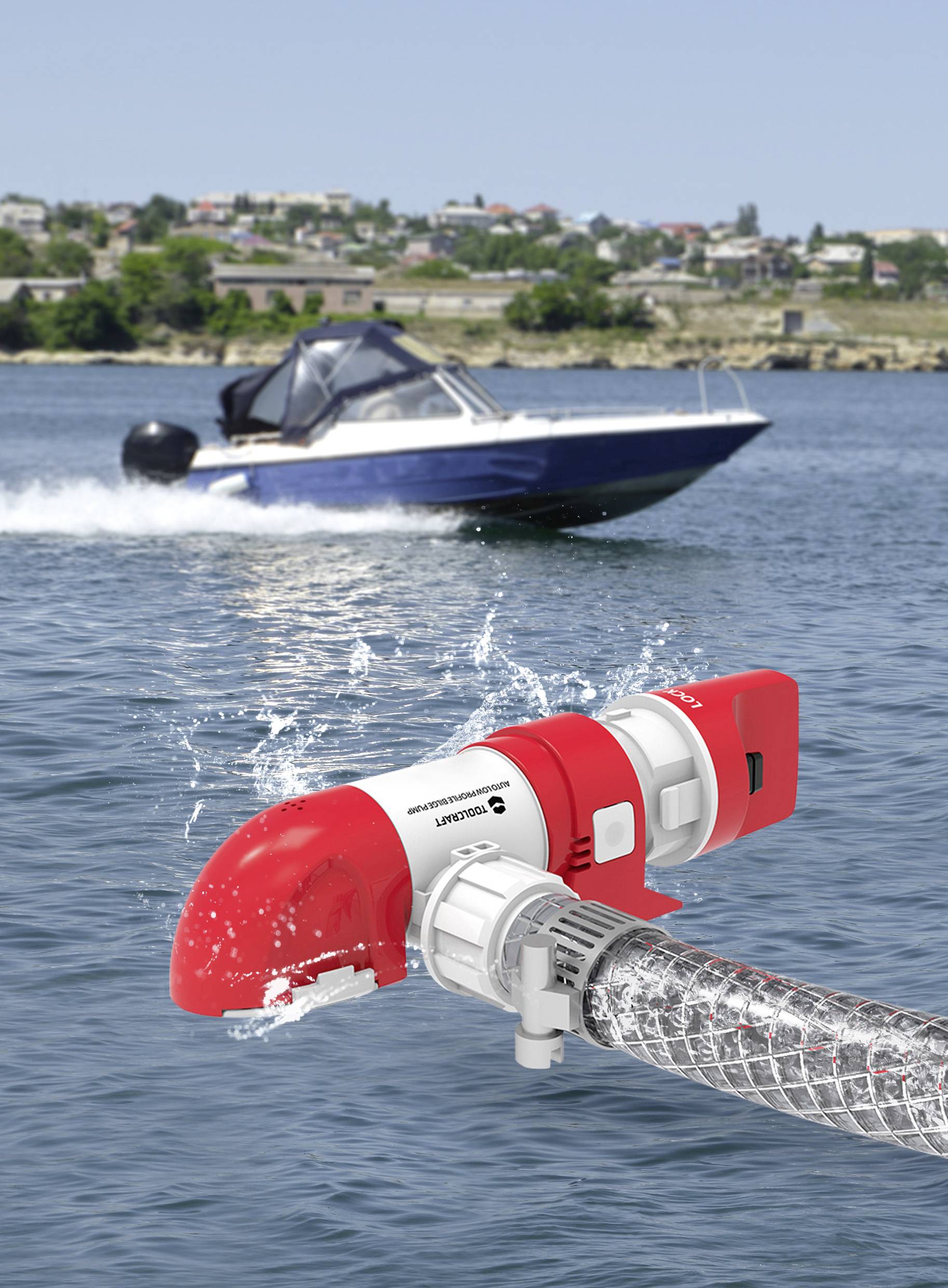 Eine rote Bilgenpumpe, die Wasser aus einem Schlauch spritzt, während im Hintergrund an einem klaren Tag ein Speedboot über einen See gleitet.
