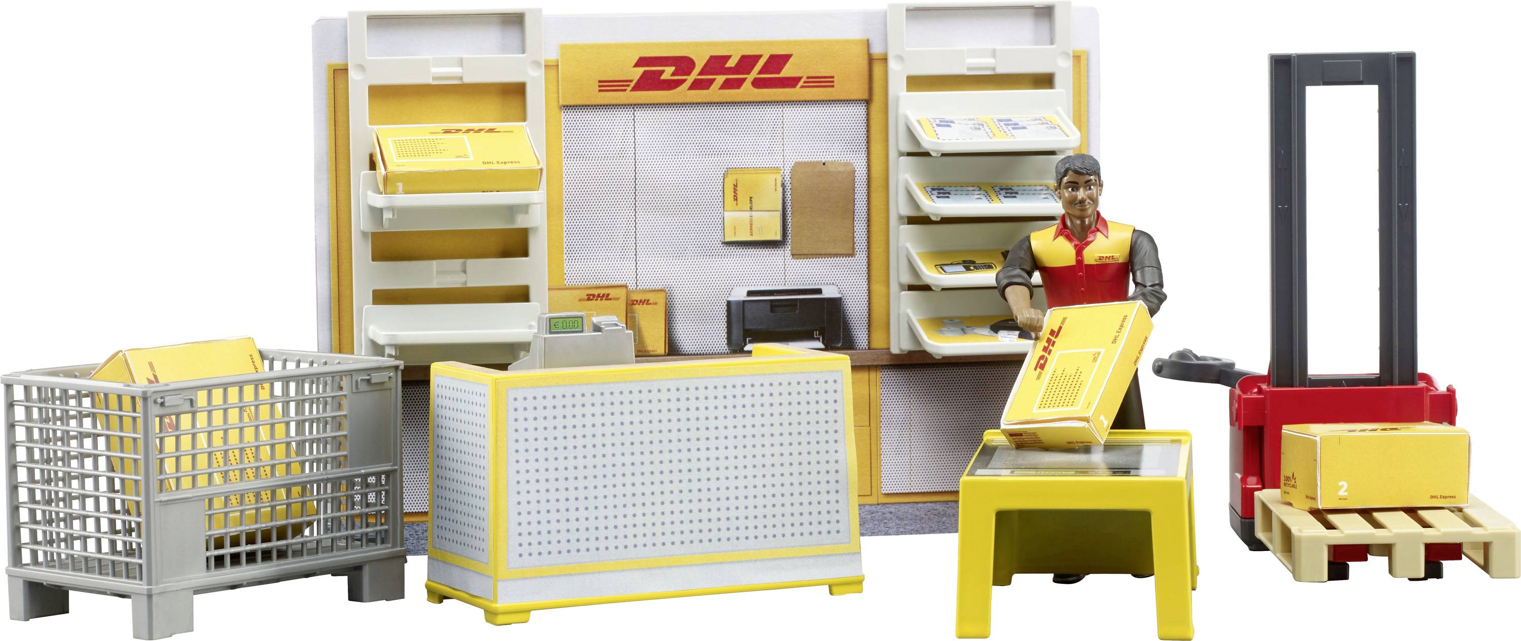 DHL Logistik-Büro-Modell mit Spielfigur, Schaltern, Paketen und einem kleinen Gabelstapler, das Paketsortierdienste und Lieferservices veranschaulicht.