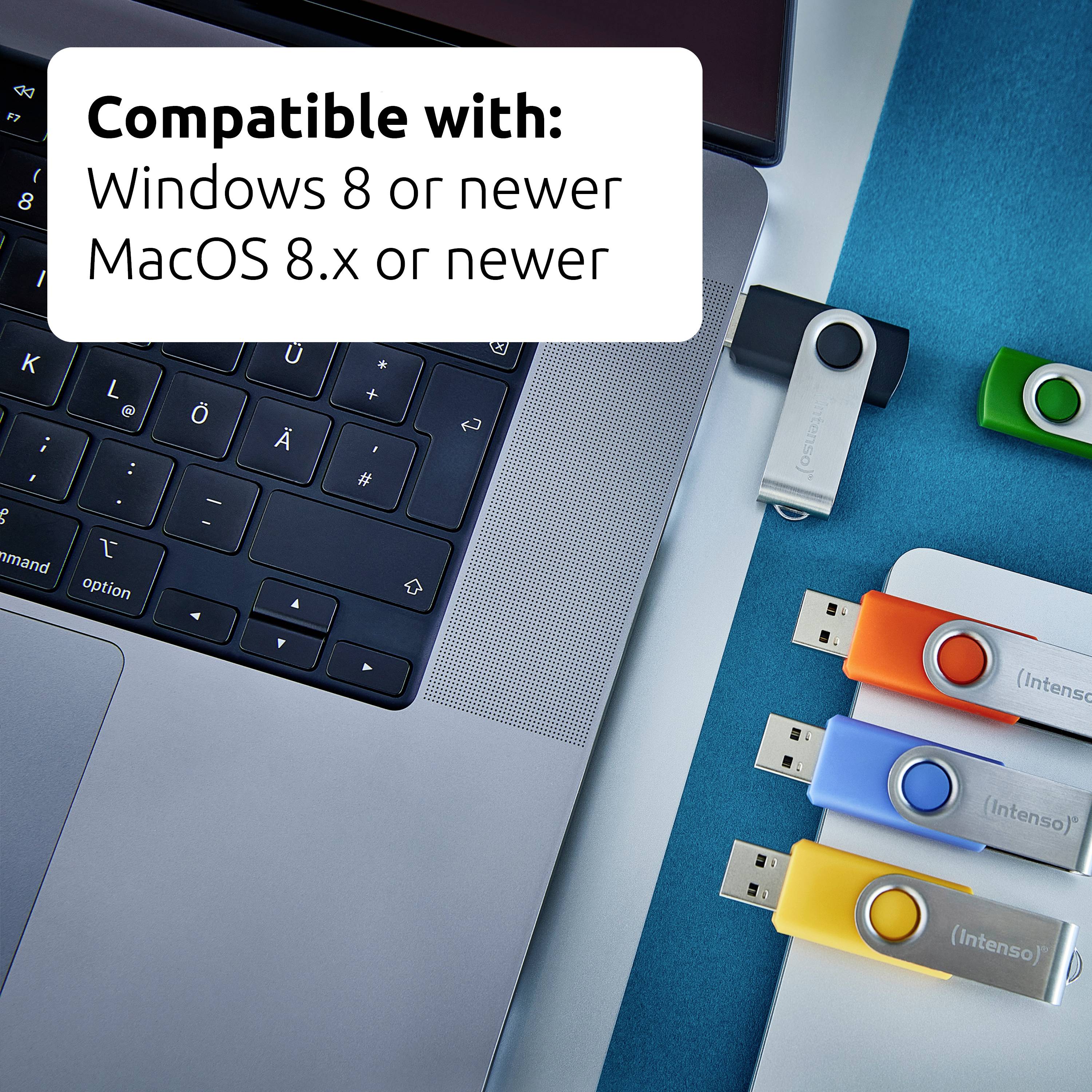 Ein Laptop mit angeschlossenen USB-Laufwerken. Ein Etikett liest: 