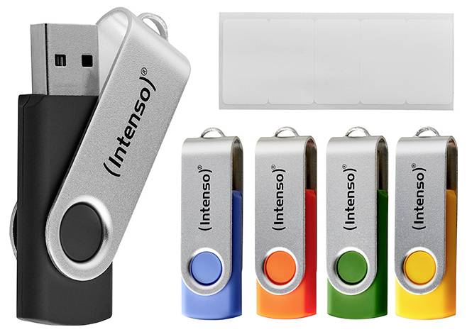 Fünf bunte USB-Sticks der Marke 'Intenso' mit Schwenkdeckeldesign. Ein weißes Aufkleberetikettenblatt ist daneben abgebildet.