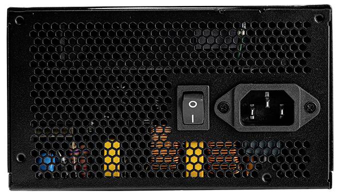 Rückseite eines Computernetzteils mit einem Netzschalter und Netzeingangsbuchse, mit einem Gitterdesign zur Belüftung.