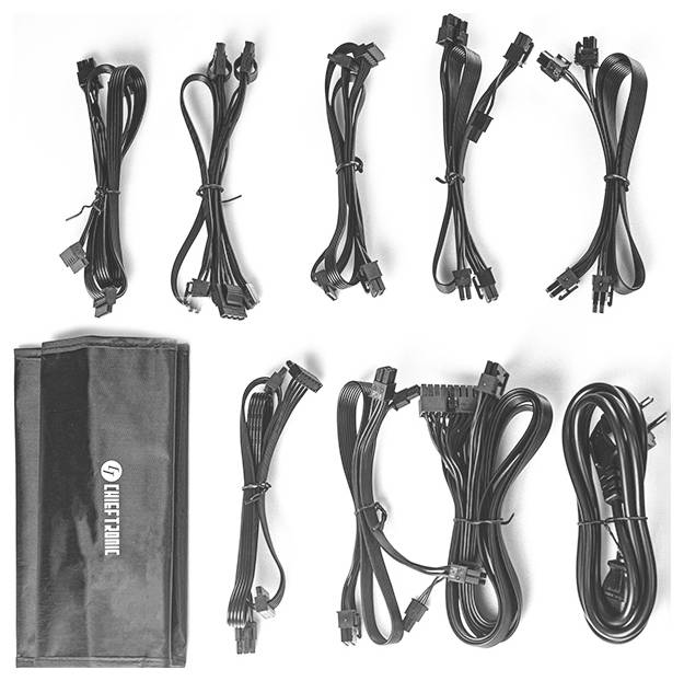 Verschiedene schwarze Computerkabel mit unterschiedlichen Anschlüssen sind neben einem schwarzen Transportkoffer mit der Aufschrift 