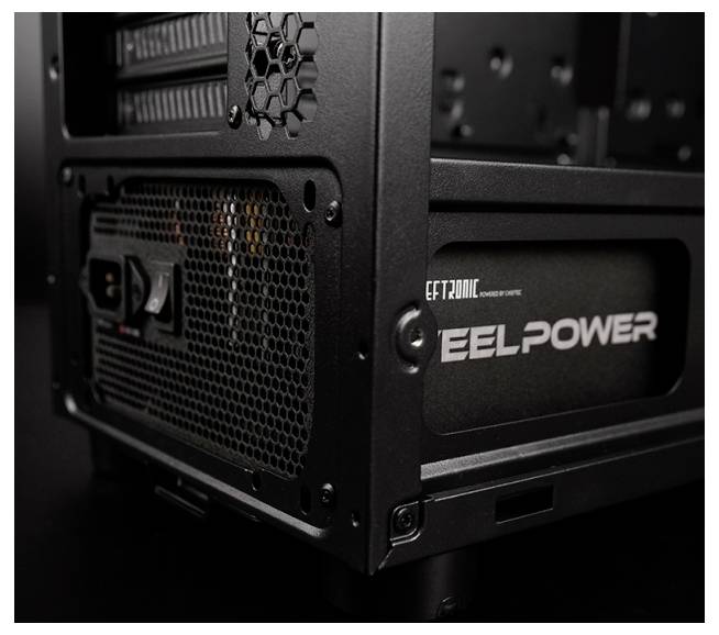 Rückansicht eines schwarzen Computergehäuses mit Lüftungsgitter, Einschalter und Branding mit dem Text 