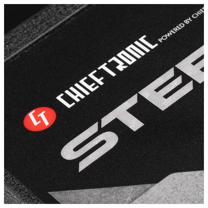 Logo 'CHIEFTRONIC' und 'STEEL' Text mit einem roten Kreis und weißen 'CT' Buchstaben auf dunklem Hintergrund, was eine Markenidentität oder Produktkennzeichnung andeutet.