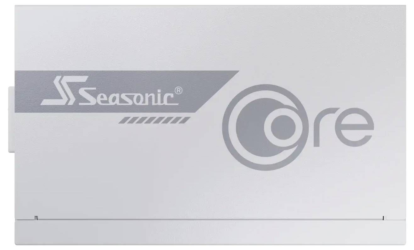 Logo von 'Seasonic Core' auf einer weißen Hintergrundoberfläche, mit Betonung des Markendesigns und der Markenidentität.