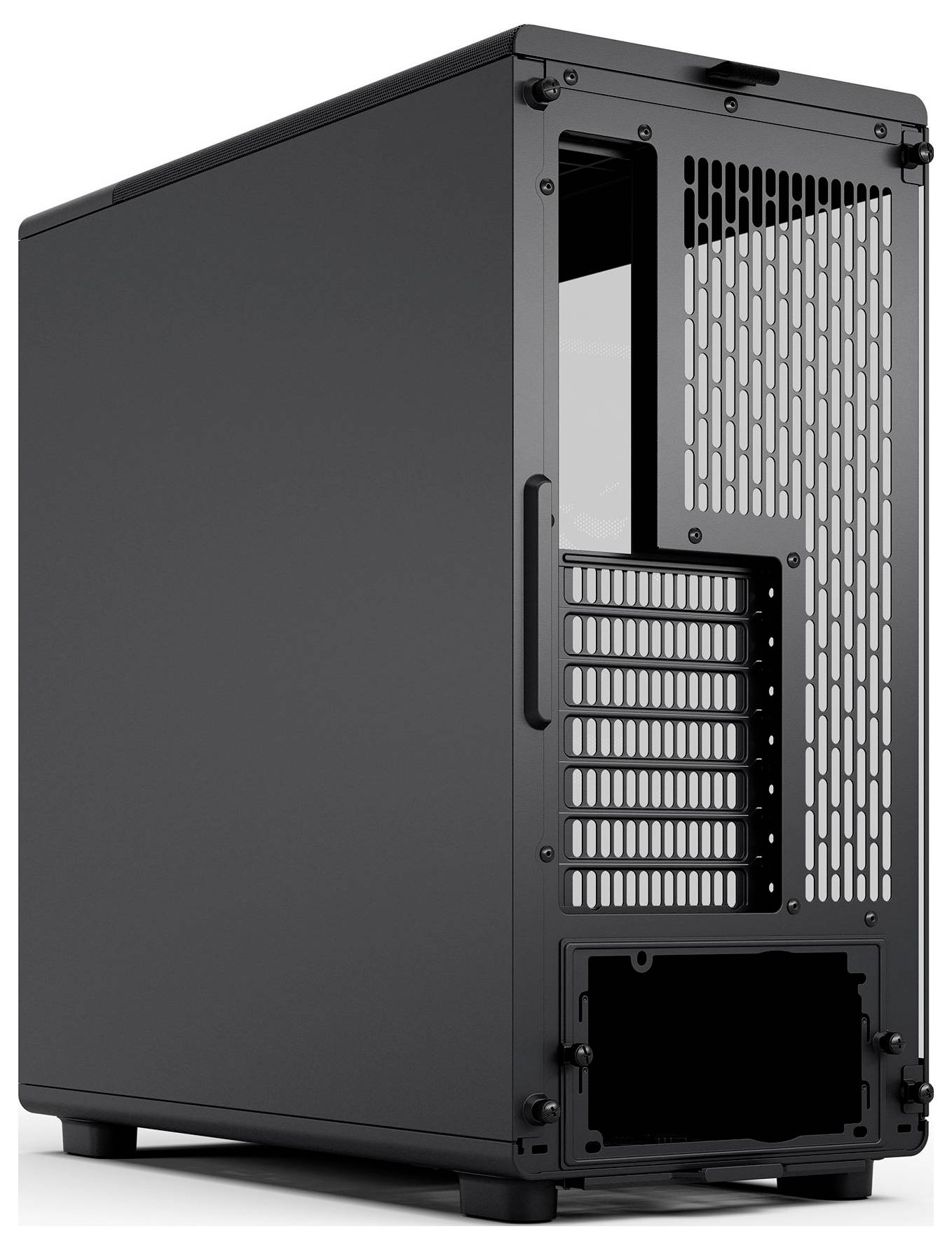 Ein schwarzes Computer-Tower-Gehäuse, von hinten betrachtet, mit leeren Steckplätzen für Erweiterungskarten und einem Gittermuster für Luftzirkulation.
