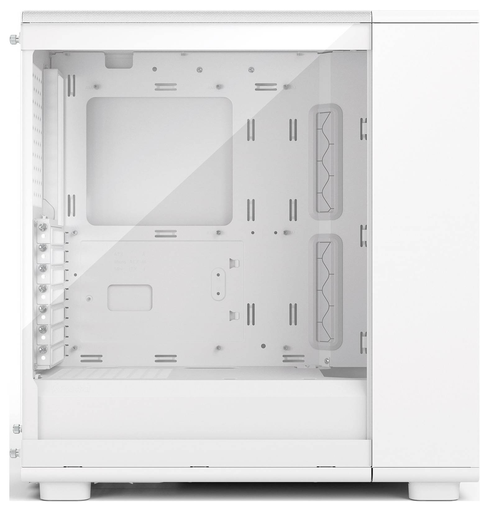 Ein weißes PC-Gehäuse mit einem transparenten Seitenfenster zeigt einen leeren Innenraum, der für die Installation von Mainboard und Komponenten ausgelegt ist.