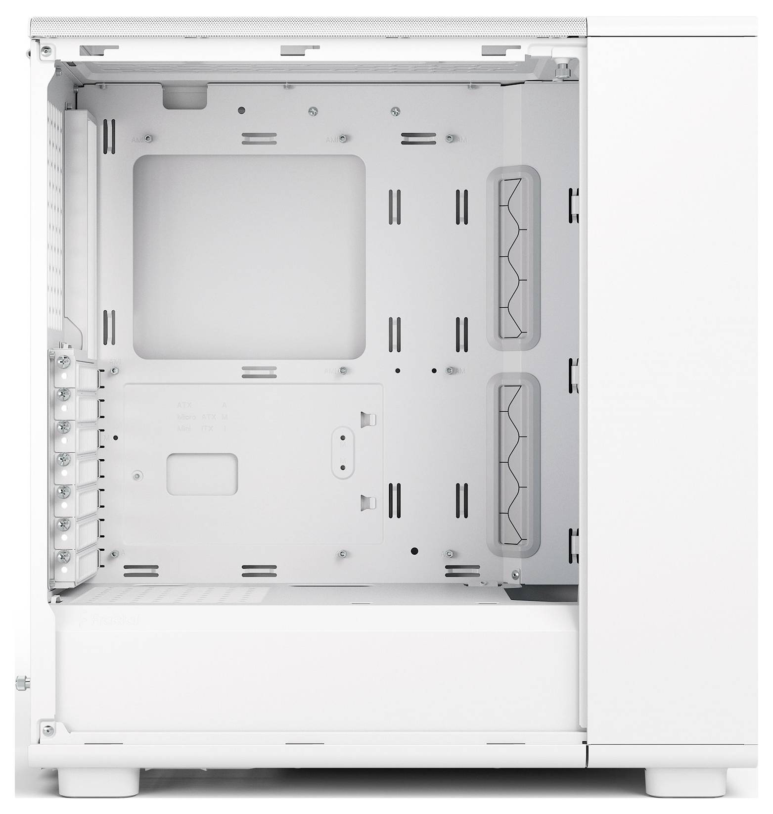 Ein Computergehäuse mit weißem Innenraum, das mehrere Steckplätze und Einbauschächte für Hardwarekomponenten, Lüfterbefestigungen und Kabelmanagement-Funktionen zeigt.