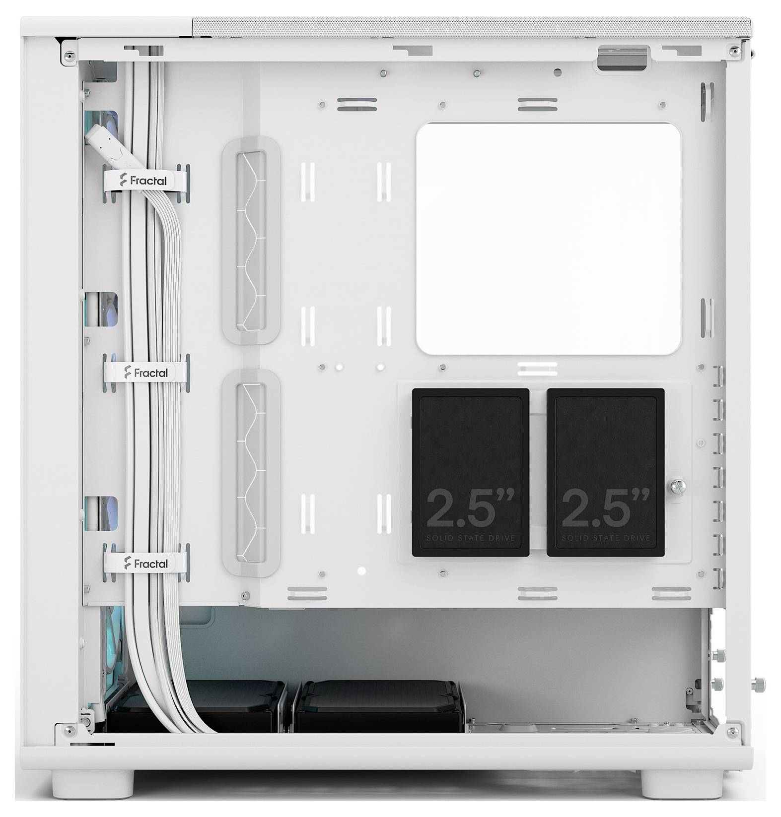 Ein weißes Computergehäuse mit sichtbarer Kabelverwaltung, zwei SSD-Halterungen mit der Beschriftung „2,5 Zoll 15mm max
