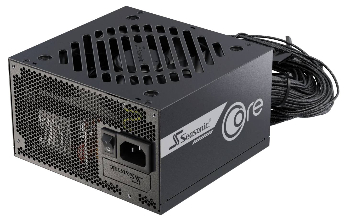 Eine Seasonic Core Netzteileinheit mit schwarzer Oberfläche, mit Lüftergitter, Netzschalter und Anschlussports, mit angeschlossenen Kabeln.