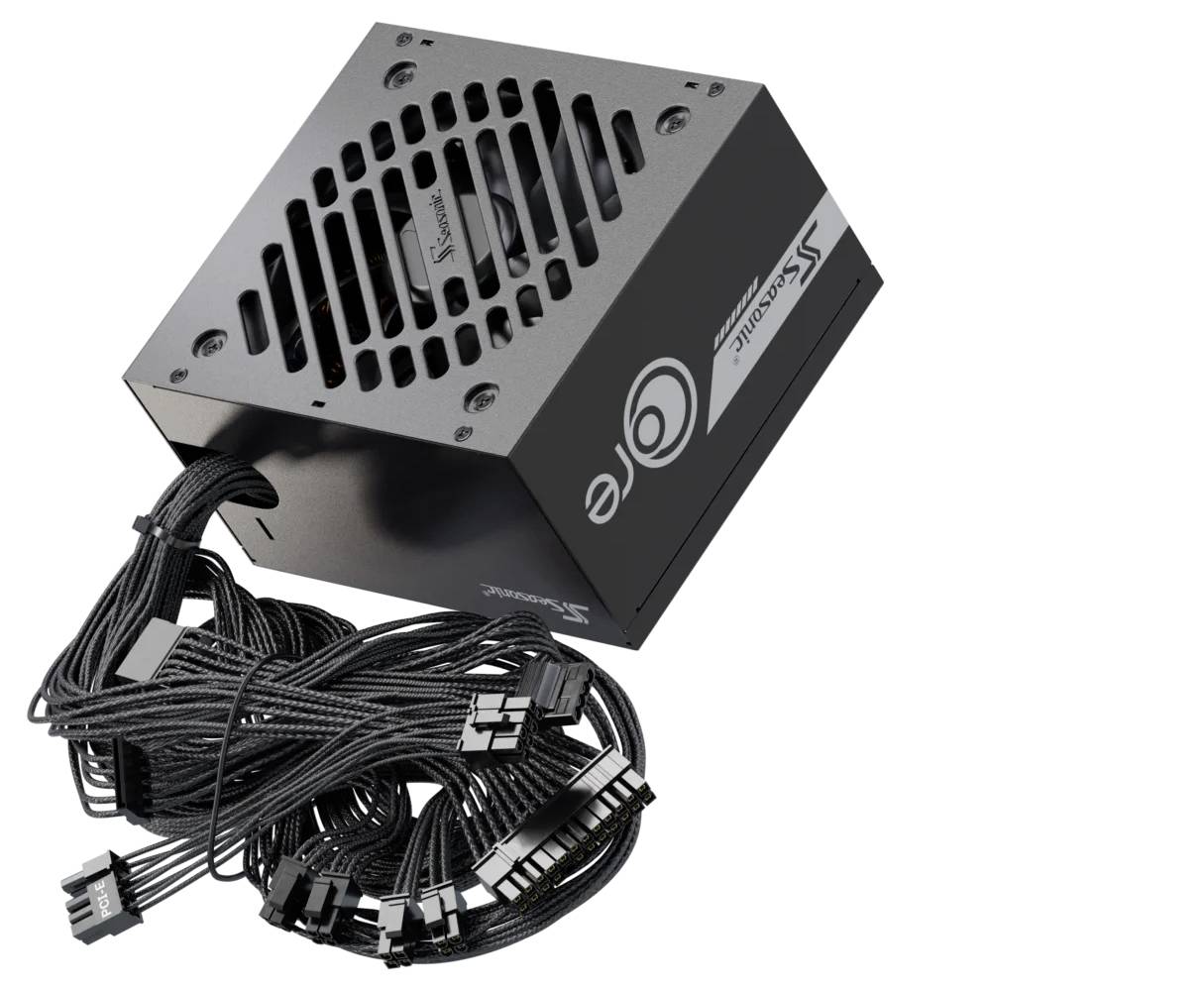 Ein Computernetzgerät mit mehreren schwarzen Kabeln und Anschlüssen, mit einem Lüftergitter an der Oberseite und Markenlogos an der Seite.