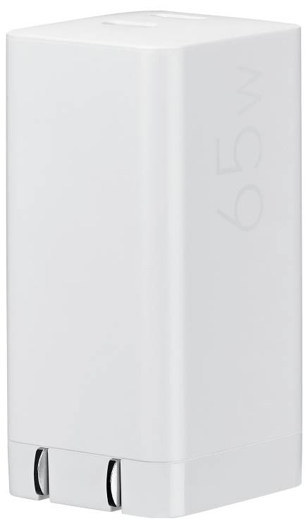 Ein weißer, rechteckiger 65-Watt-Netzteil mit klappbaren Steckern, aufrecht gegen einen einfarbigen Hintergrund gestellt.