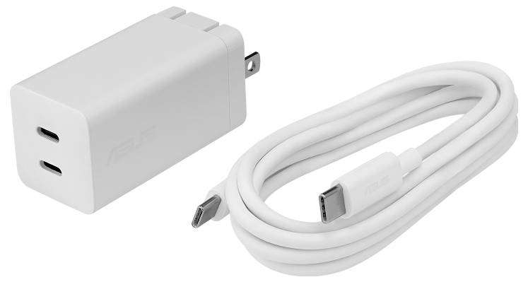 Ein weißer Dual-Port-USB-C-Wandladegerät mit zusammenklappbaren Steckern liegt zusammen mit einem passenden USB-C-Kabel auf einer leeren Oberfläche.