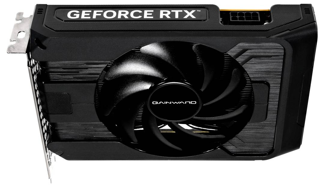 Eine schwarze Grafikkarte mit der Aufschrift 'GEFORCE RTX', die einen großen Lüfter und die Markierung 'GAINWARD' trägt.