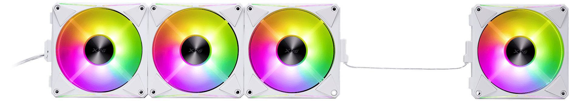 Vier Computerkühlventilatoren, die in einer Reihe angeordnet sind und jeweils eine lebendige, mehrfarbige LED-Beleuchtung aufweisen.