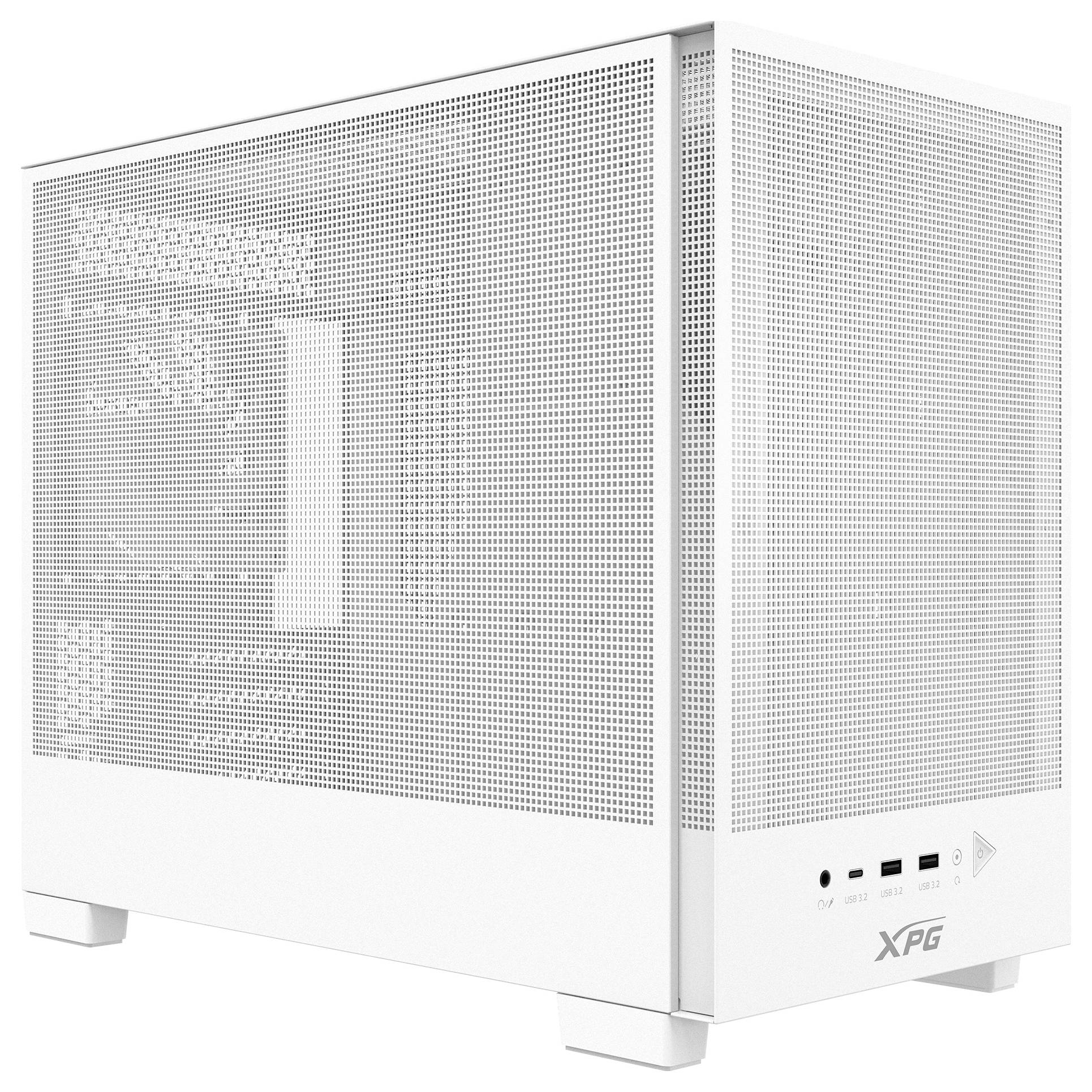 Ein weißes XPG-Computergehäuse mit gelochten Meshpaneelen, ausgestattet mit Stromanschluss, USB-Anschlüssen und Audioports an der Vorderseite.