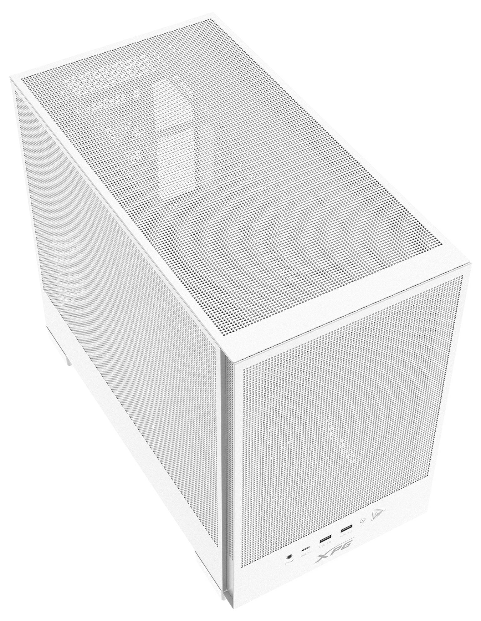 Ein weißes Computergehäuse mit Mesh-Frontseite und Seitenpanel, mit der Markenbezeichnung 'XPG' am unteren vorderen Bereich. Es verfügt über frontal angeordnete Anschlüsse.