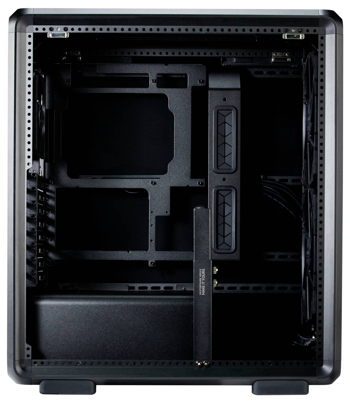 Ein offenes, leeres Computergehäuse mit sichtbaren Montagebereichen für Komponenten und Kabelverwaltungsmöglichkeiten, bereit für den PC-Aufbau.