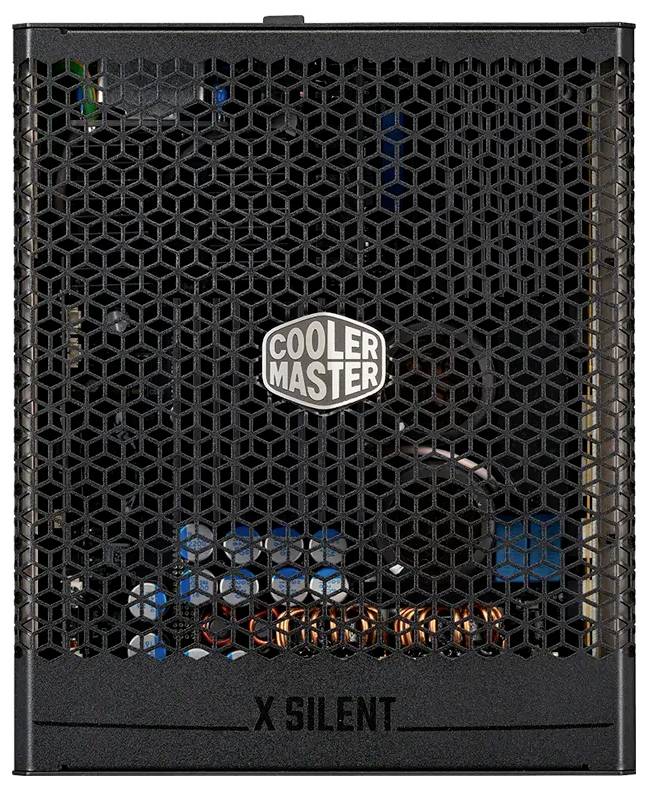 Eine schwarze Cooler Master Computer-Netzteileinheit mit einem sechseckigen Gitterdesign auf der Vorderseite, am unteren Rand mit 'X Silent' beschriftet.