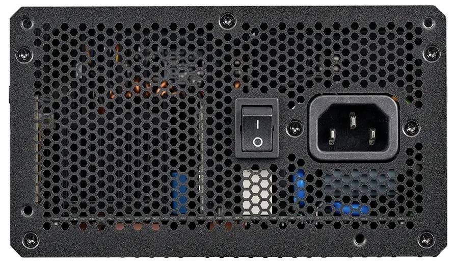 Eine schwarze Mesh-Computer-Netzteileinheit (PSU) mit sichtbarem Netzschalter und Steckdose, entwickelt zur Regulierung und Umwandlung von elektrischer Energie.