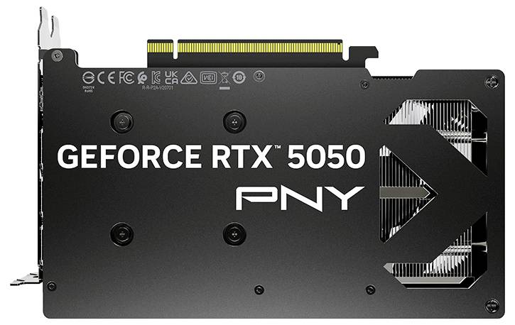Eine Grafikkarte mit der Bezeichnung 'GeForce RTX 5050 PNY', bei der Kühlungsschlitze und Stromanschlüsse hervorgehoben werden, positioniert vor einem weißen Hintergrund.