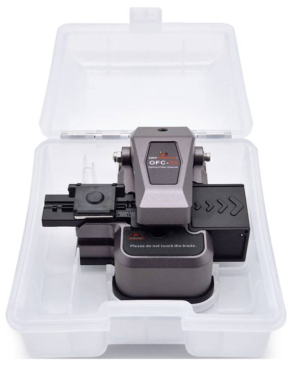 Ein Glasfaserschneider in einem offenen Kunststoffgehäuse, mit dem Etikett 'OFC-35', entwickelt für präzises Faserschneiden in Telekommunikationsanwendungen.