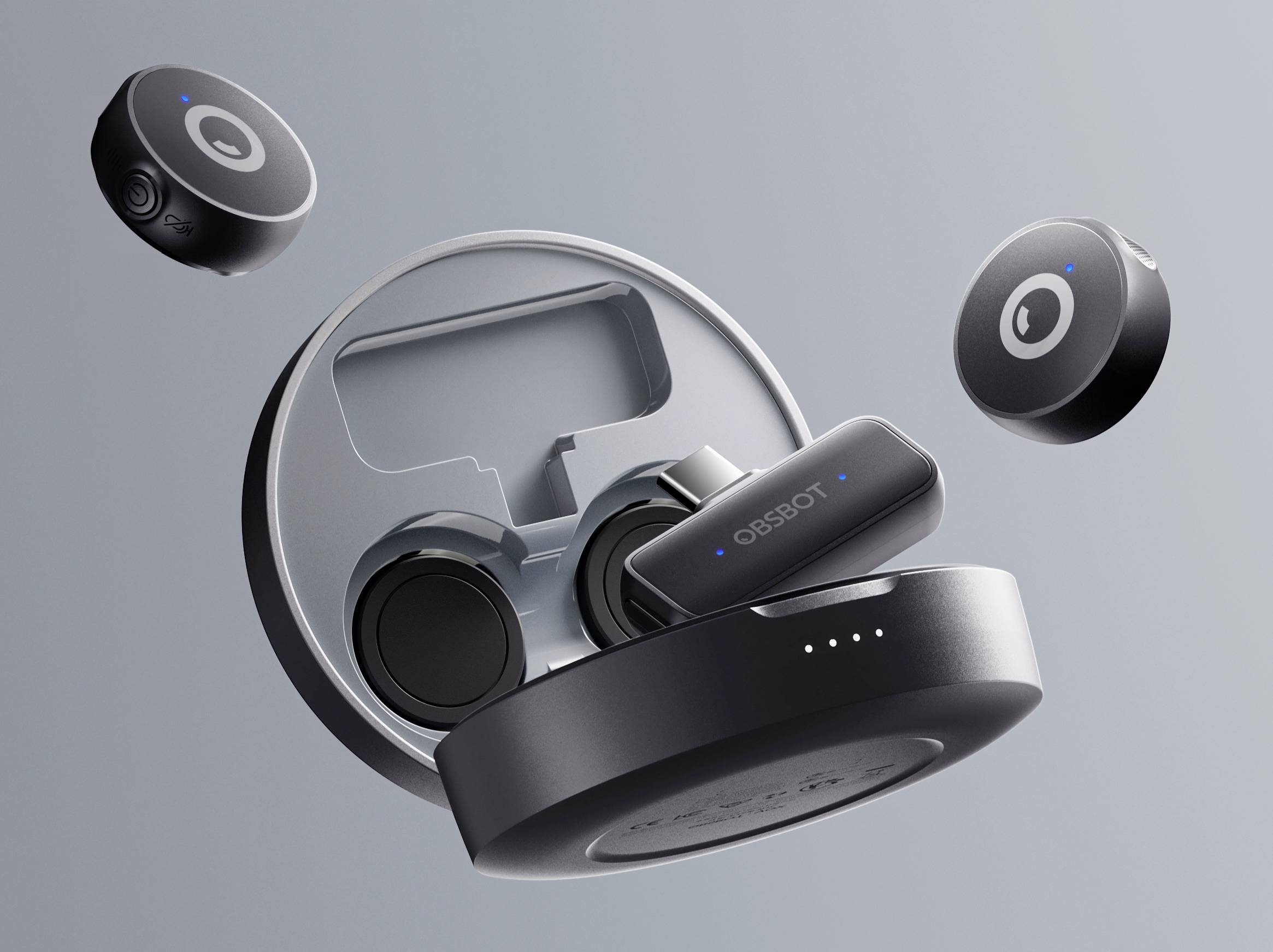 Kabellose Ohrhörer in einem Ladeetui, teilweise geöffnet, mit zwei zusätzlichen Ohrhörern, die in der Nähe vor einem grauen Hintergrund schweben.