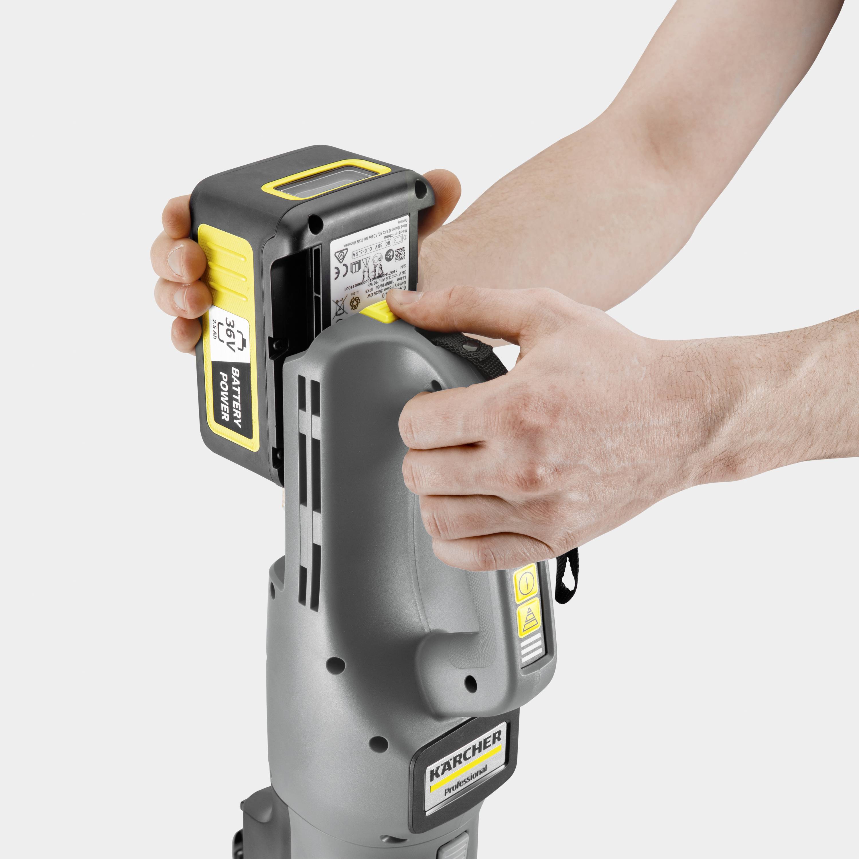 Eine Person steckt einen Kärcher-Akku in ein kabelloses Gerät und demonstriert dabei die Lade- und Stromversorgungseinrichtung.