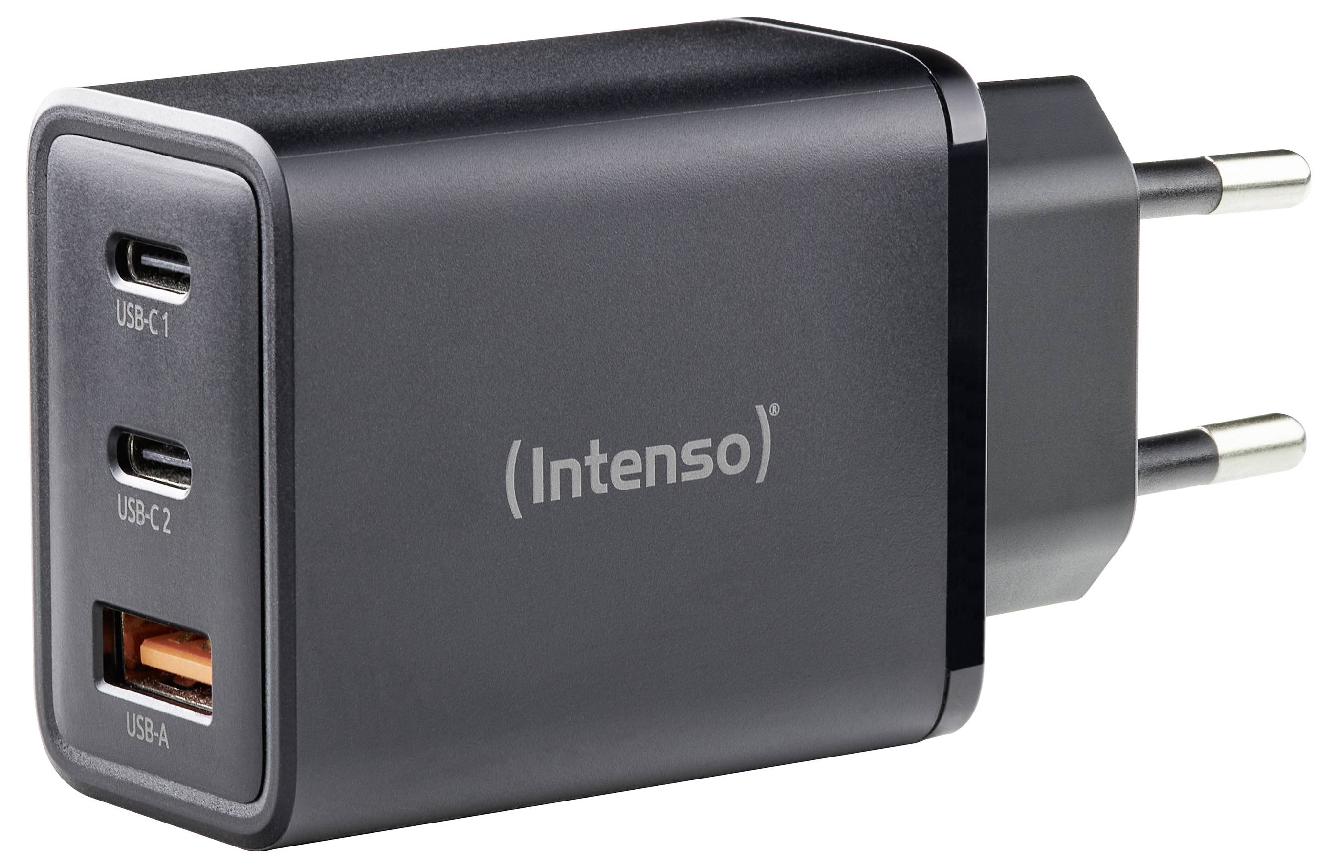 Ein schwarzes Wandladegerät mit zwei USB-C-Anschlüssen und einem USB-A-Anschluss, beschriftet mit 'Intenso', mit europäischem Steckerdesign.