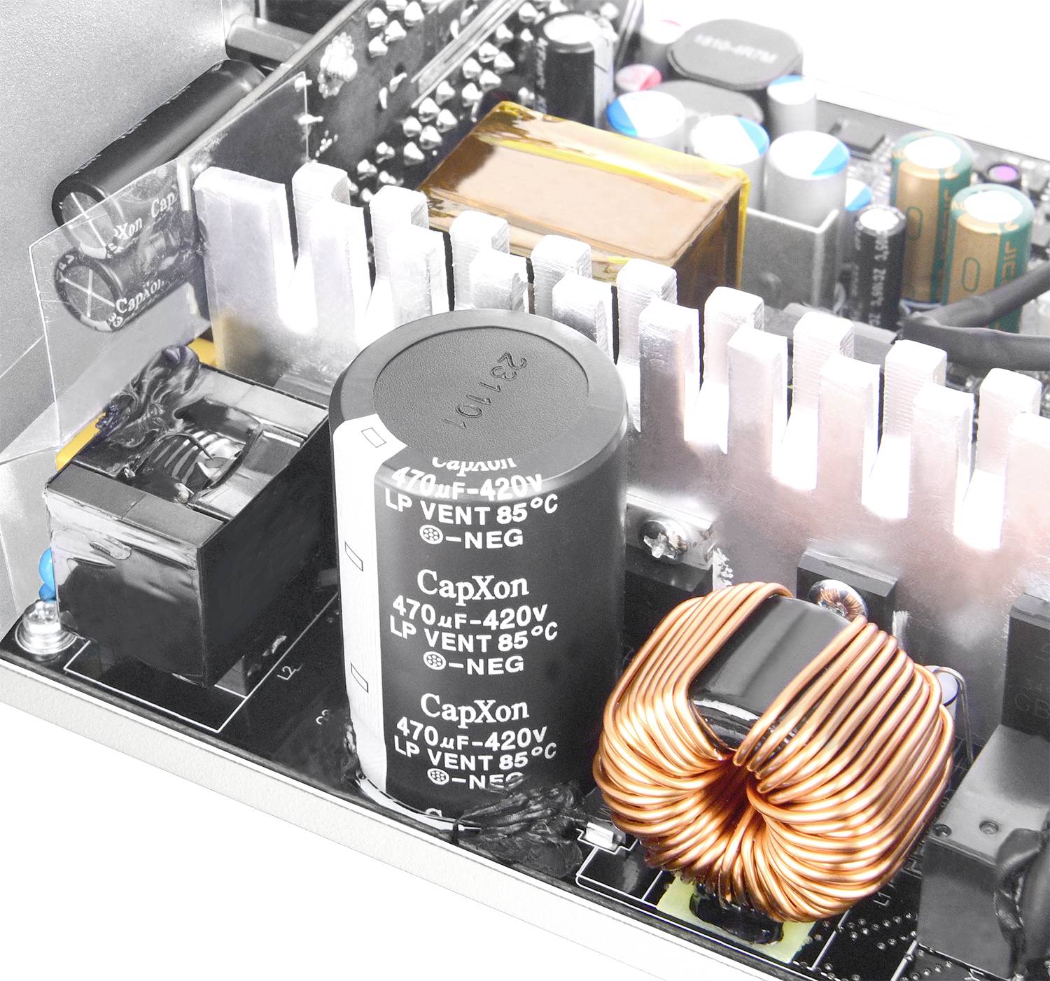 Nahaufnahme von elektronischen Komponenten auf einer Leiterplatte, einschließlich Kondensatoren und Spulen, die die komplexe Elektronikingenieurskunst zur Schau stellen.