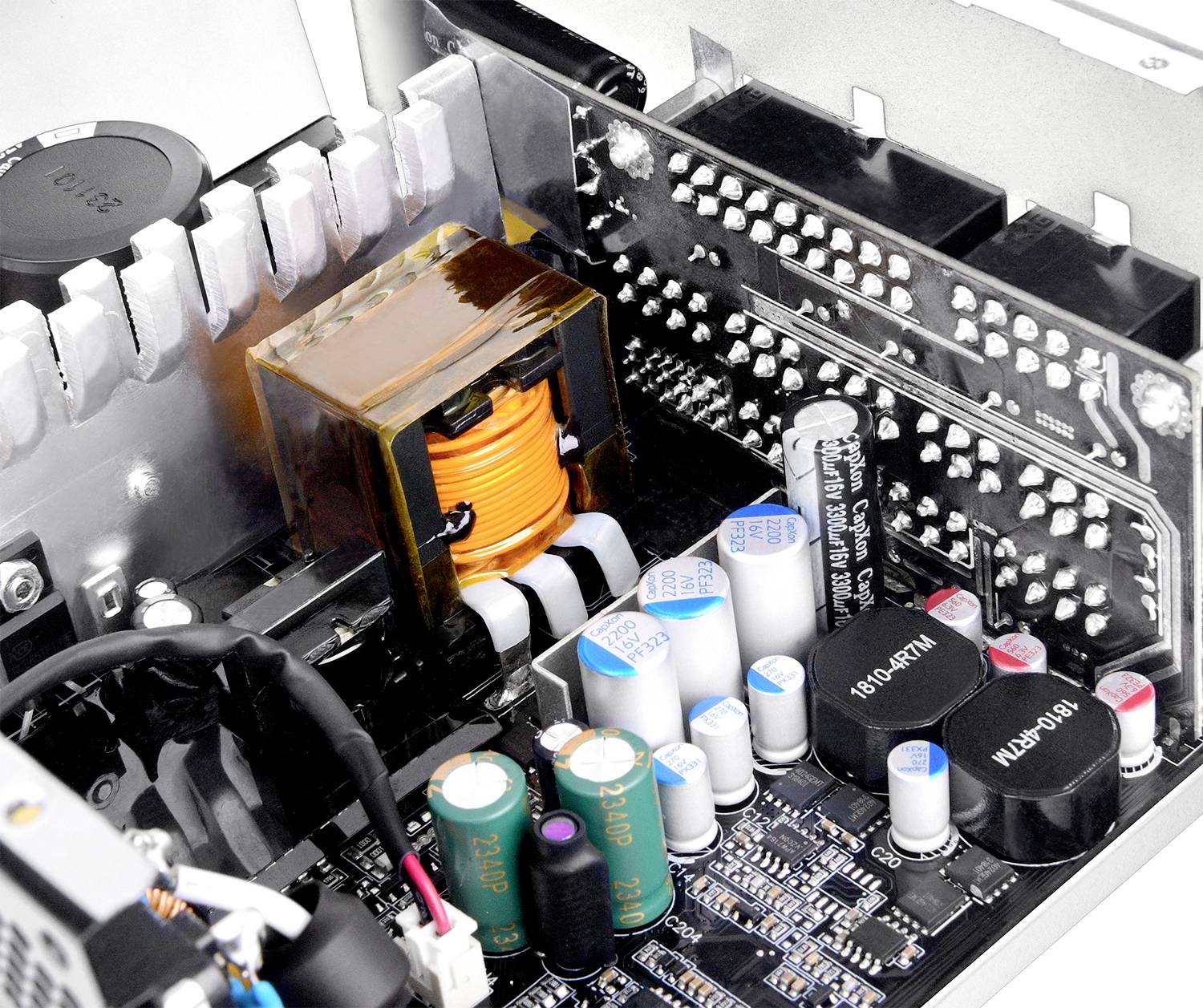 Eine Nahaufnahme eines Computermotheboards, die Kondensatoren, Widerstände und eine Spule zeigt. Das Bild hebt detaillierte elektronische Komponenten hervor.