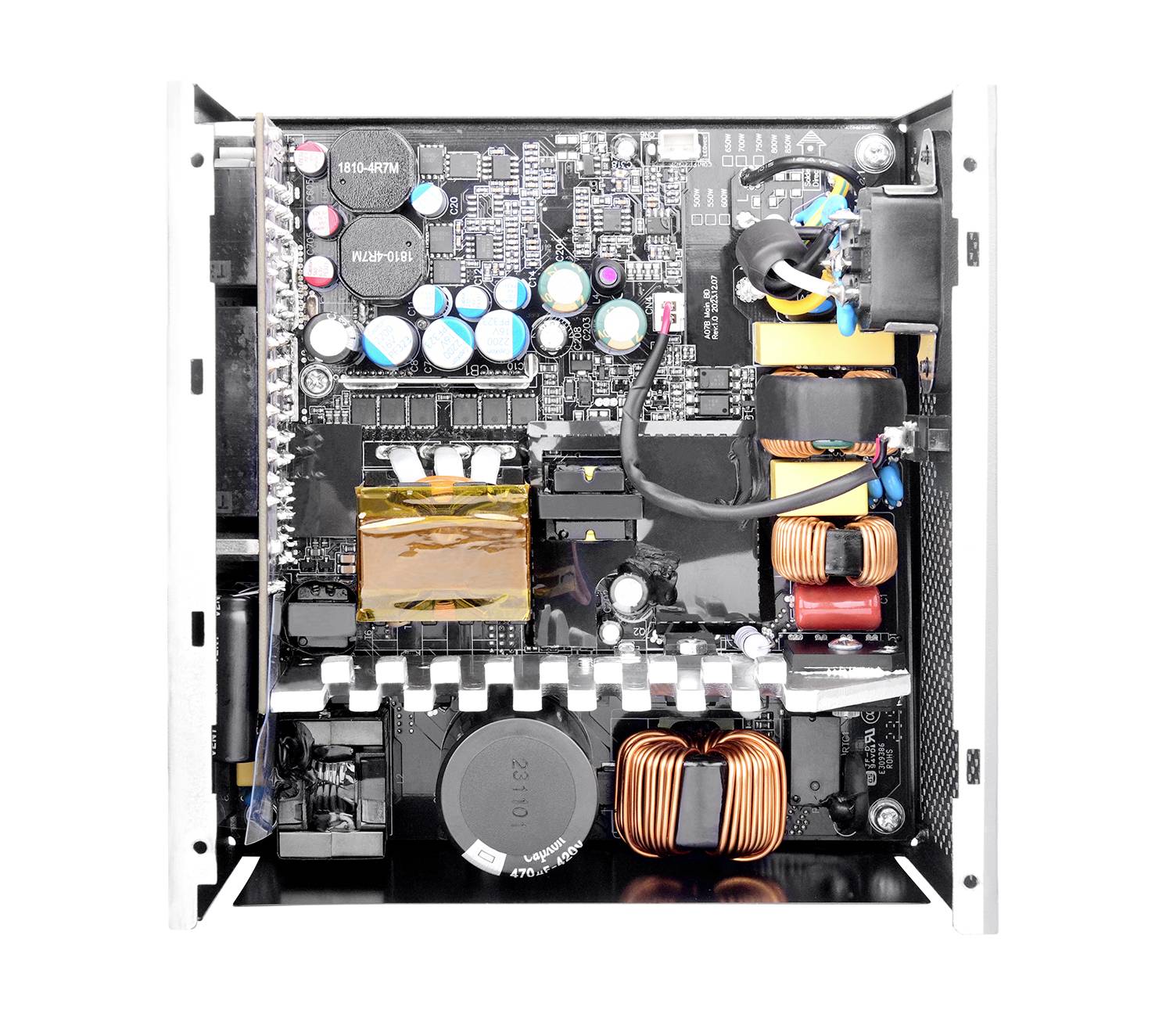 Innere Ansicht eines Computernetzteils mit Leiterplattenbauteilen, Kondensatoren und Spulen, die sauber angeordnet sind und die elektronische Komplexität veranschaulichen.