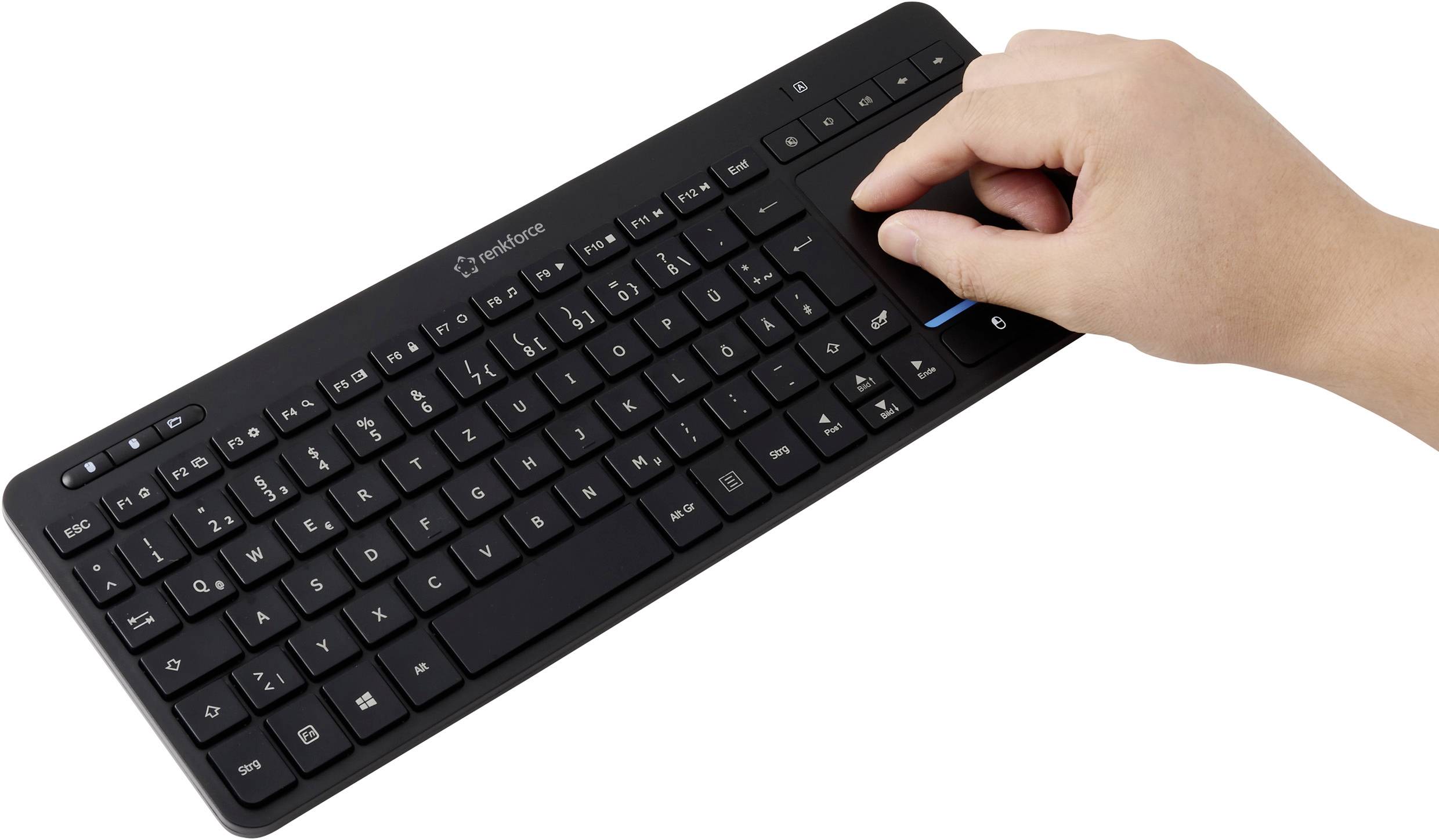 Eine Hand bedient das Trackpad auf einer schlanken schwarzen drahtlosen Tastatur mit einem Ziffernblock auf der rechten Seite.
